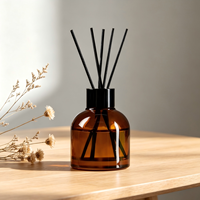 Vente en gros de flacons d'aromathérapie de 100 ml couleur thé, diffuseur en osier tendance, bouteille d'aromathérapie en verre pour usage domestique.