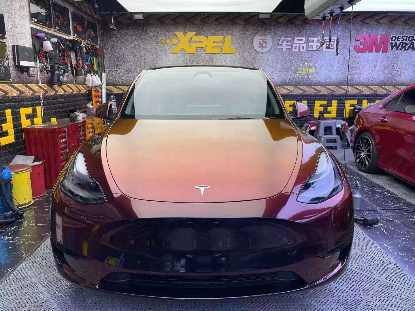 Light-sensitive Black Charm Red