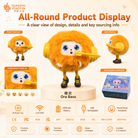 Peluche IA Orange Mini Monstre avec Bottes Jaunes, Réponse Tactile Vibrante, Clonage Vocal 50+ Langues, Mémoire Longue Durée, WiFi 2.4G