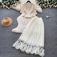 Ensemble de 2 pièces pour femmes, haut à manches courtes à col en V avec dentelle romantique française, jupe longue en maille, tenues élégantes pour les vacances d'été