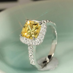 Anello Giallo a Forma Quadrata con Design a Quattro Punte, Elegante Anello da Dito per Donne - Product Image 3