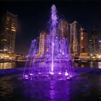 Fontaine d'eau extérieure pour jardin avec sculpture en acier inoxydable et LED colorées, jet en arc pour projet de décoration de place publique ou monument