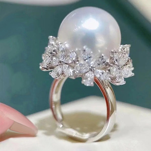 Elegante anello da donna con fiore di perle finte, pietra micro intarsiata brillante, nuovo gioiello alla moda per le mani - Product Image 1