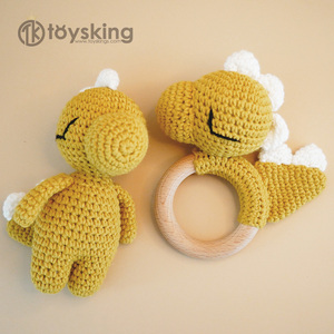 Peluche de <span class=keywords><strong>dinosaure</strong></span> mignonne à pattes courtes - <span class=keywords><strong>Dinosaure</strong></span> de dessin animé fait main au crochet pour enfants, jouet pour enfants hypoallergénique fait main au crochet - Product Image 4