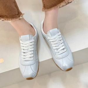 Chaussures pour femmes en dentelle vieillie - Chaussures en cuir véritable blanc cassé, à semelle plate, décontractées et idéales pour les trajets quotidiens - Product Image 2