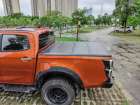 Cubierta de Caja de Camioneta Plegable Triple de Aluminio para Camioneta Todoterreno 4X4 Personalizada de Fábrica OEM para Ford Ranger 2022 2023