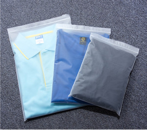 Sacchetto con Cerniera Trasparente Opaco Personalizzabile con Logo, Materiali Biodegradabili Riciclati, Imballaggio Ecologico Stampato in PE per Abbigliamento e T-Shirt - Product Image 2