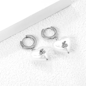 Pendientes de aro de acero inoxidable con forma de corazón y dije de perla de cereza, color dorado, para mujer, joyería de moda - Product Image 3