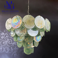 Grand lustre vintage médiéval français, suspension en verre en forme de disque tourbillonnant vert empilé pour villa, hall et grands espaces