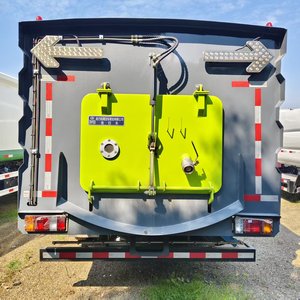 Balayeuse routière ISUZU, avec un réservoir d'eau de 5 mètres cubes et un bac à déchets de 5 mètres cubes, conforme aux normes d'émission Euro VI. - Product Image 5
