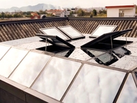 Puits de lumière électrique à ouverture verticale avec télécommande, capteur de pluie et fermeture automatique, en aluminium, sur mesure, pour entrepôt extérieur