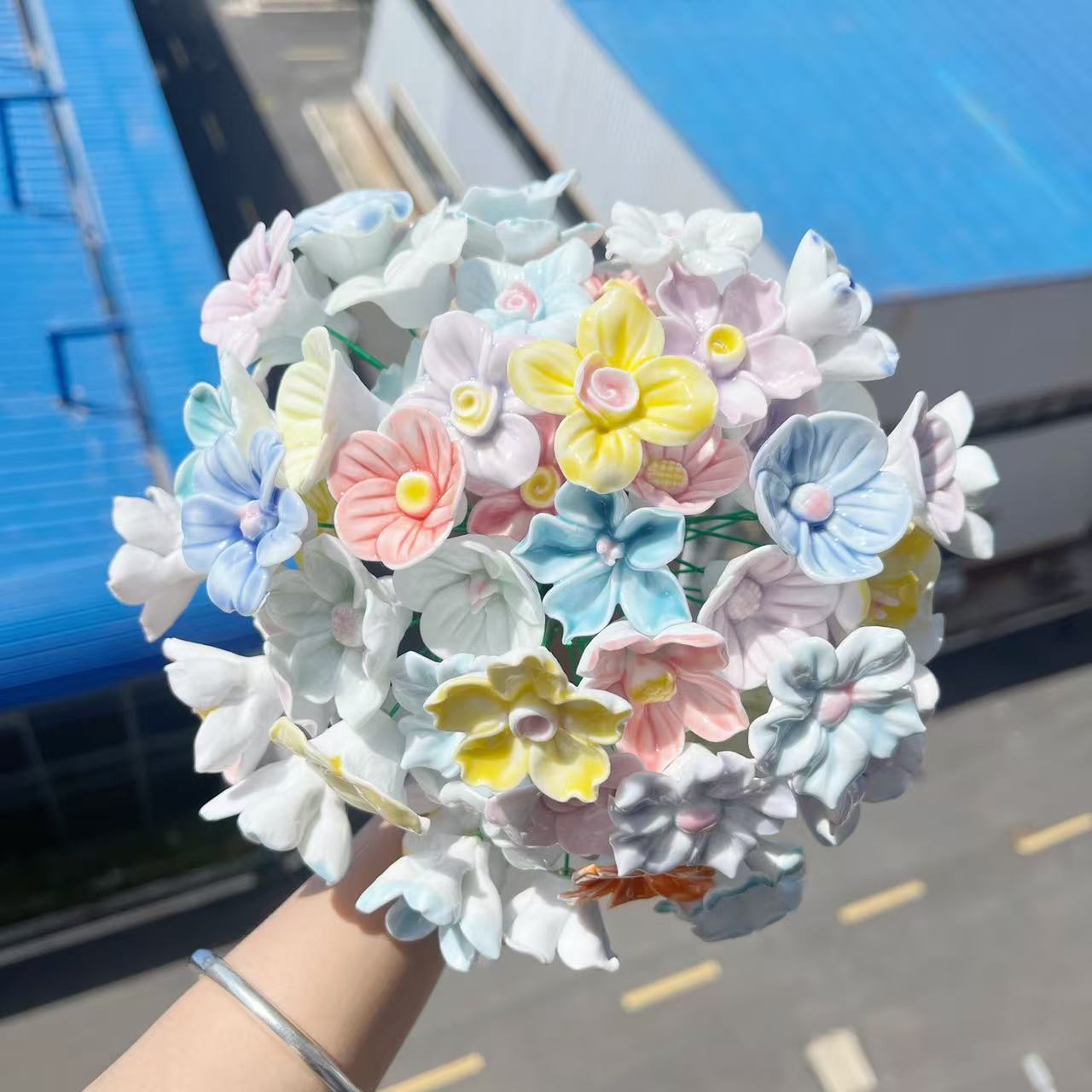 Un solo cabello de color mezclado con flores.