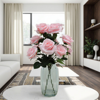 Fleur de rose artificielle élégante faite à la main avec de l'eau de faux dans le vase en verre pour la décoration à la maison et de mariage