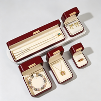 Coffret de Luxe Premium Doré pour Bijoux, Boîte à Bijoux Bordeaux en PU avec Plaque Dorée, pour Bagues et Colliers, Décoration de Boutique de Bijouterie