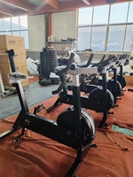 Vélo d'exercice à résistance magnétique réglable MB Commercial MB-200, cadre en acier, charge maximale 180 kg, siège réglable, écran LED, durable