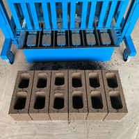 Petite machine manuelle mobile de fabrication de briques, machine de fabrication de blocs creux en béton à partir de cendres volantes et de déchets de construction