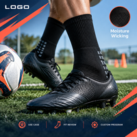 Chaussettes de football noires renforcées à profil mince, avec empeigne en maille respirante et antidérapante pour une adhérence optimale sur le terrain, et tableau de tailles pour crampons.
