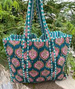 Sac fourre-tout matelassé en coton, fabriqué à la main en Inde, en tissu imprimé au bloc, sac à bandoulière pour voyage et shopping - Product Image 3