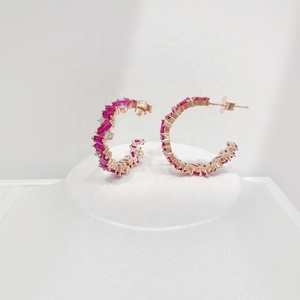 Boucles d'oreilles clous en laiton plaqué or 18 carats colorées pour filles, style minimaliste et élégant, en cuivre et zircon cubique, idéales pour les fêtes, prix de gros - Product Image 5