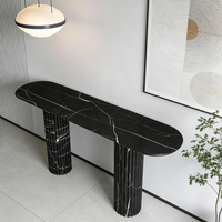 Table console moderne de luxe en marbre noir avec piétement sur colonne pour bar à domicile, entrée de villa et salon – Meuble en pierre naturelle