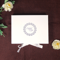 Boîte d'invitation rigide blanche mate avec design en feuille d'argent et ruban en satin pour mariage, anniversaire, emballage de papeterie