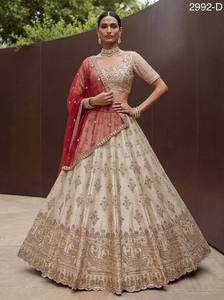 Fournisseur indien : Lehenga Choli évasé en soie slub royale avec blouse et dupatta de créateur, idéal pour les tenues de soirée ethniques, disponible à la vente - Product Image 6