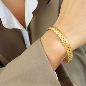 Brazaletes de Moda para Mujer, Chapados en Oro de 18K, Titanio 316, Acero Inoxidable, con Patrón Geométrico, Estilo Abierto, Joyería de Moda, Regalo, Venta al Por Mayor - Product Image 5