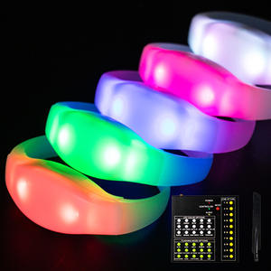 Bracelet LED lumineux personnalisé avec logo DMX RC, qui brille dans le noir, pour les clubs, les bars, les pubs, les concerts, les événements, les fêtes, avec effets clignotants. - Product Image 1