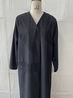Abaya de luxe modeste R-437 pour femmes musulmanes, Abaya noire amincissante avec un design de col spécial pour la saison d'automne