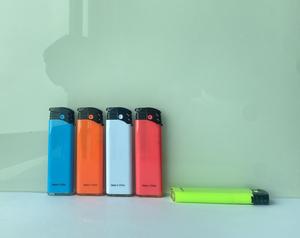 Encendedor de cigarrillos de plástico para adultos en 5 colores al por mayor barato con <span class=keywords><strong>precio</strong></span> bajo para regalos de negocios - Product Image 3