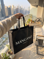Sacs fourre-tout noirs personnalisés en non-tissé avec impression de logo blanc, sacs de courses réutilisables pour l'emballage de marques de vêtements