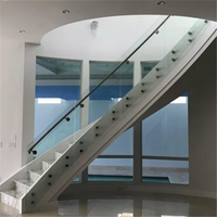 Rampe d'escalier en bambou avec design de support en verre trempé