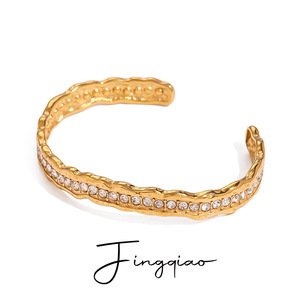 Brazalete abierto Yueli Gold con incrustaciones de cristal para mujer, uso diario. - Product Image 1