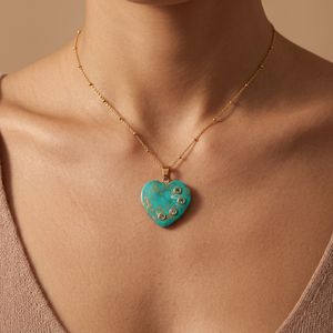Pendentif en forme de cœur en turquoise synthétique vert avec breloques en quartz cristallin, chaîne plaquée or 18 carats, collier pour femmes, bijoux - Product Image 1