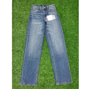 Pantalon en jean évasé à jambes larges Stockify de qualité supérieure pour femmes, élégant et décontracté, disponible à la vente - Product Image 5