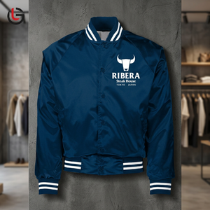 เสื้อแจ็คเก็ตบอมเบอร์คอตั้งผ้าซาตินโพลีเอสเตอร์ 100% สีน้ำเงิน คุณภาพสูง ขายดี พร้อมปักโลโก้ตามสั่ง สำหรับผู้ชายและผู้หญิง ฤดูหนาว GLOBAL LEATHER - Product Image 4