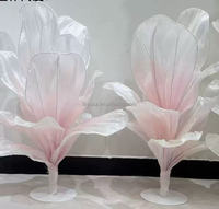 Grande installation artistique en organza et soie en forme de fleur géante pour la décoration de scène de mariage ou de fête