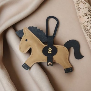 Nuevo Llavero de Coche de Diseño de Lujo, con Colgante de Caballo de Cuero PU, para Mujer, Anillo de Metal para Llaves, Regalo, Colgante de Año Nuevo, Diseño Simple de Seda - Product Image 3