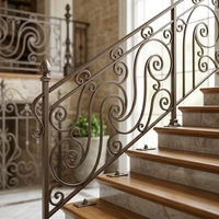 Fabricant de balustrades au design classique, en fer forgé cintrée, populaire pour les hôtels et les villas, résistante à la corrosion
