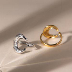 Anillo Personalizado de Dos Tonos con Luna y Estrella, Banda de Acero Inoxidable con Bloques de Color, Resistente al Deslustre, Hipoalergénico, Joyería para Mujer - Product Image 4