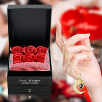 Boîte à fleurs artificielles à fleurs roses en gros bon marché de Chine avec rose éternelle et collier