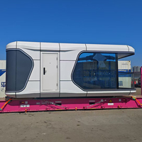 Cabane préfabriquée entièrement aménagée pour villa de vacances avec vue sur la montagne, maison capsule spatiale