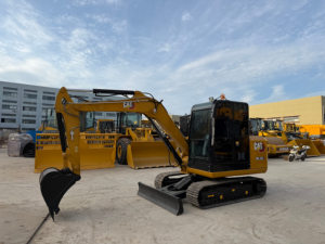 Miniexcavadora Caterpillar 305.5 usada original de Japón, pocas horas de trabajo, excavadora pequeña para jardinería, paisajismo y construcción. - Product Image 2