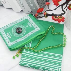 Alfombra de Oración de Viaje Impermeable con Diseño Floral, Brújula y Tasbih, Kit de Adoración Islámica Portátil de 2 Piezas para Camping y Picnic, Antideslizante - Product Image 1