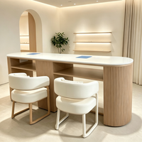 Table de manucure double poste de luxe avec plateau blanc, base en lattes de bois, 2 chaises crème dorées et étagères de rangement pour salon de manucure