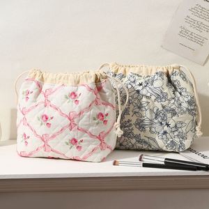 Nouvelle conception tendance, motifs variés, pochette de rangement matelassée douce, sac à cosmétiques à cordon, sac à maquillage matelassé - Product Image 3