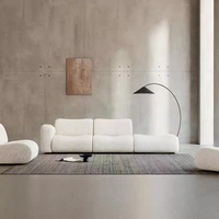 Canapé moderne à trois places Lumio minimaliste en tissu avec pieds en bois au design écologique pour le salon et la maison
