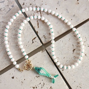 Collier artisanal mignon avec breloque poisson motif soleil, perles Miyuki colorées en pierre naturelle et perles d'eau douce plaqué or 18 carats, vente en gros - Product Image 3