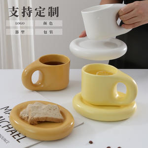 ชุดกาแฟเซรามิกเฉาโจวพร้อมจานรอง สีพื้น ดีไซน์คู่รัก สำหรับเป็นของขวัญ DB1896 - Product Image 3