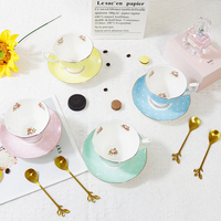 Set Cangkir Kopi dan Piring Teh Keramik Mewah Kecil Ramah Lingkungan dari Fine Bone China dengan Desain Bunga Gaya Kerajaan Warna yang Dapat Disesuaikan.